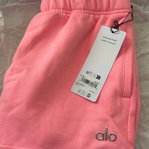 NWT Alo Yoga Accolade Shorts Neon Bubblegum Size: Small